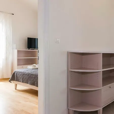 Four Bedroom Holiday In Pula